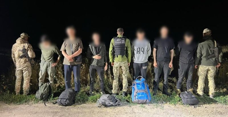 Щоб втекти до Молдови, порушники 4 доби ховалися в лісі