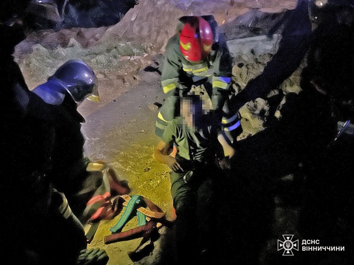 У Вінниці чоловіка дістали з триметрового котловану
