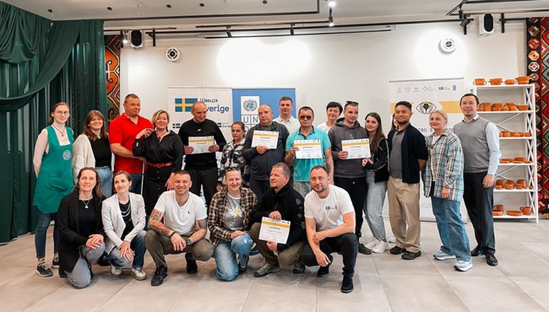 «Гончарство в темряві»: у Вінниці ветерани, які втратили зір на війні, створили унікальні керамічні шедеври