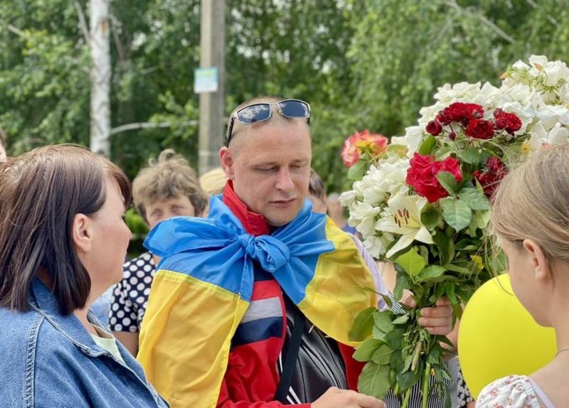 Звільнених з полону захисників зустріли у Гайсині та Бершаді