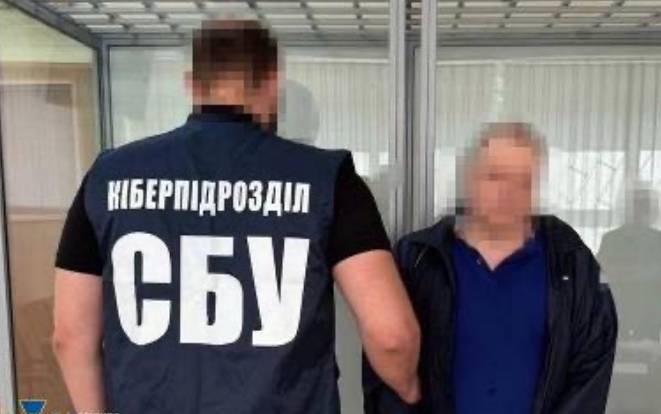 Шпигував у власному колективі 