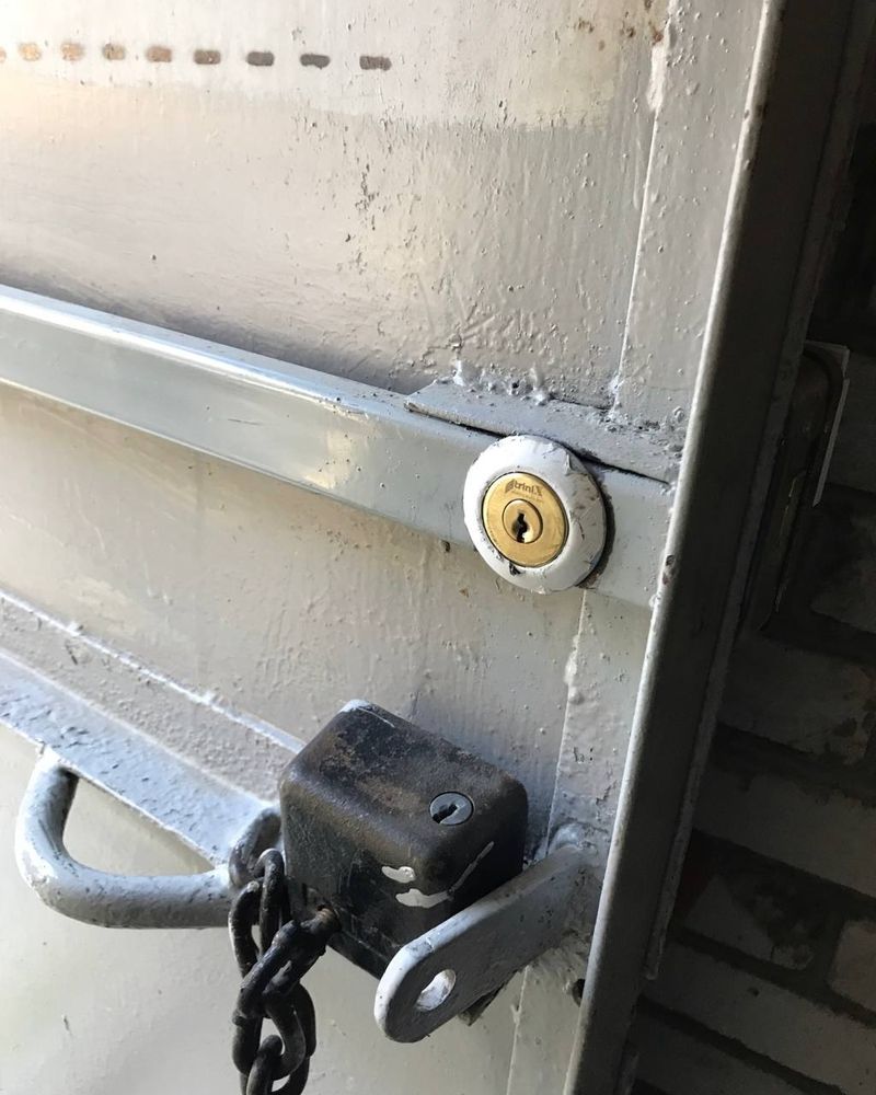 Укриття під час тривоги: балансоутримувач зобов’язаний забезпечити безперешкодний доступ