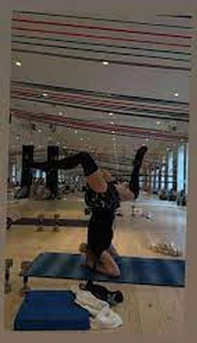 66-річна Мадонна вразила стійкою на голові