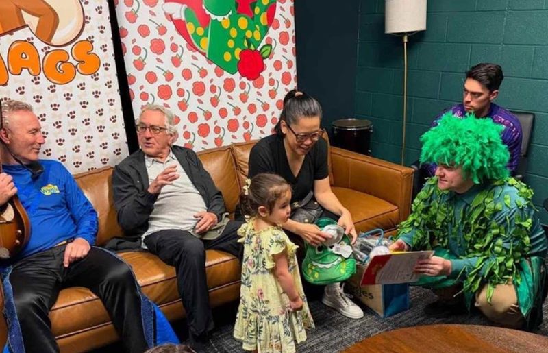 Схожа на тата? 2-річна донечка Де Ніро відвідала з ним концерт у Нью-Йорку