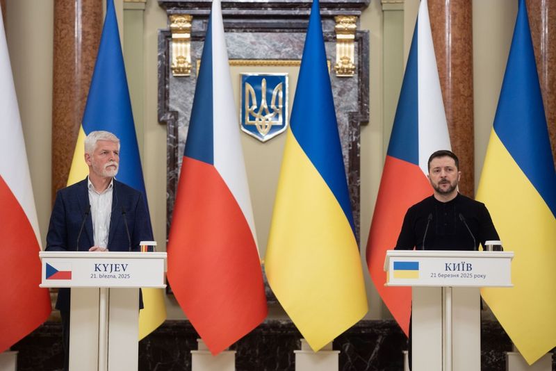 Чеський президент Чехії допускає припинення допомоги Україні після  виборів до парламенту