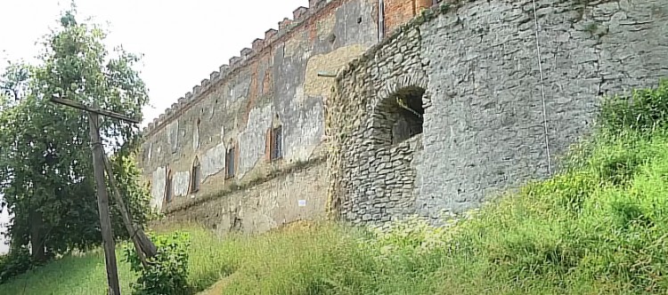 Під муром Меджибізького замку виявили дитяче поховання