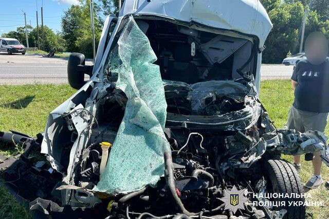 У Хмельницькому районі зіткнулися мікроавтобус та вантажівка