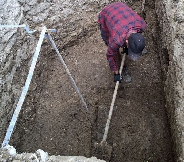 Скелет дитини, срібну монету та кераміку XVI століття