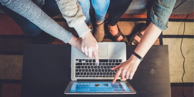 «Заробляла» на фейкових інтимних послугах