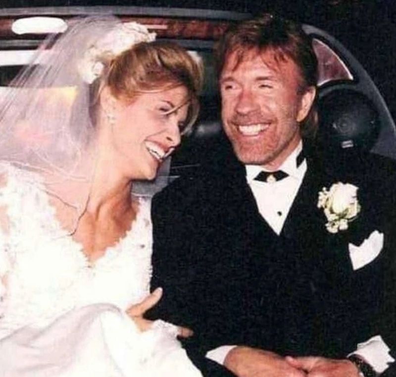 85-річний Чак Норріс на гавайському пляжі попозував із дружиною і дітьми-двійнятами