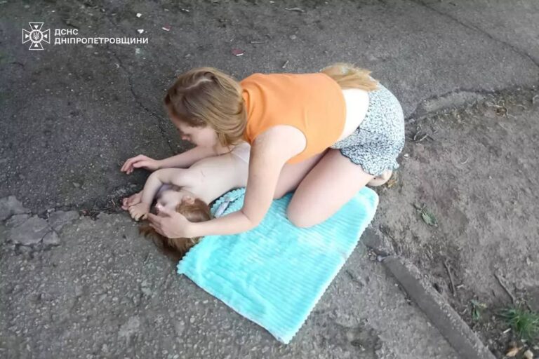 З четвертого поверху випала дворічна дитина