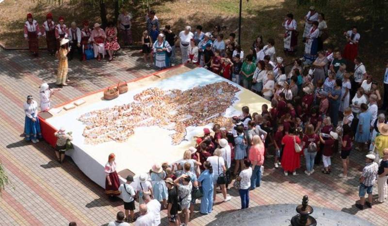 6-метрова карта України з пиріжків