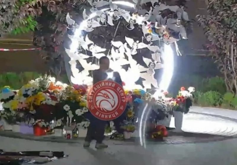 Жінка крала  квіти біля пам’ятника жертвам ракетного удару по Вінниці
