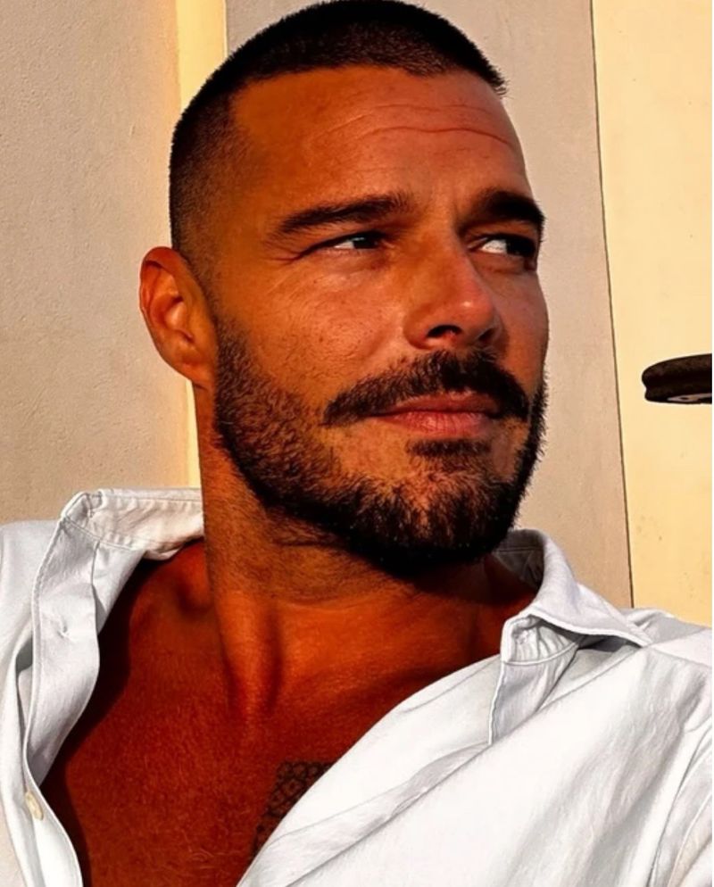 Рікі Мартін показався з дітьми під час подорожі Європою