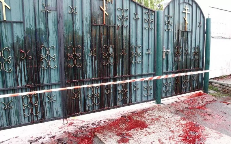 Судили чоловіка, який облив ворота храму УПЦ МП свинячою кровʼю