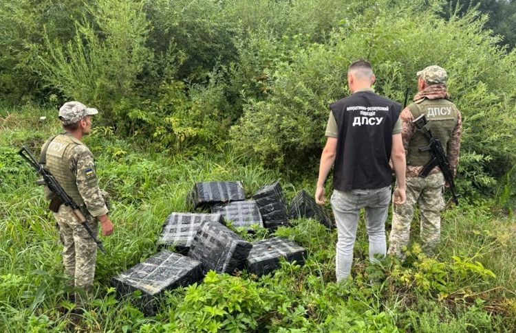 4 тисячі пачок цигарок несли контрабандисти в Румунію
