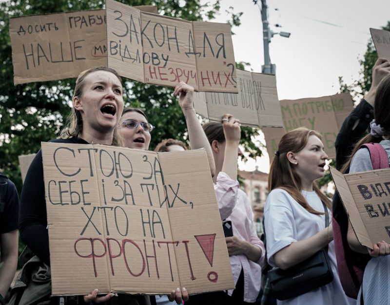 Підписання Зеленським закону про НАБУ та САП обурило українців