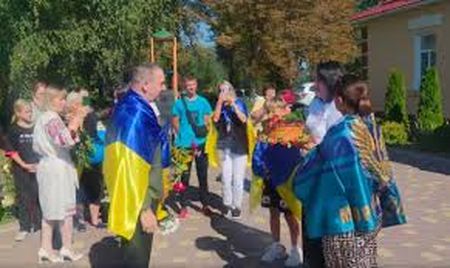 У Сальнику після трьох років полону зустріли морського піхотинця Василя Касенюка