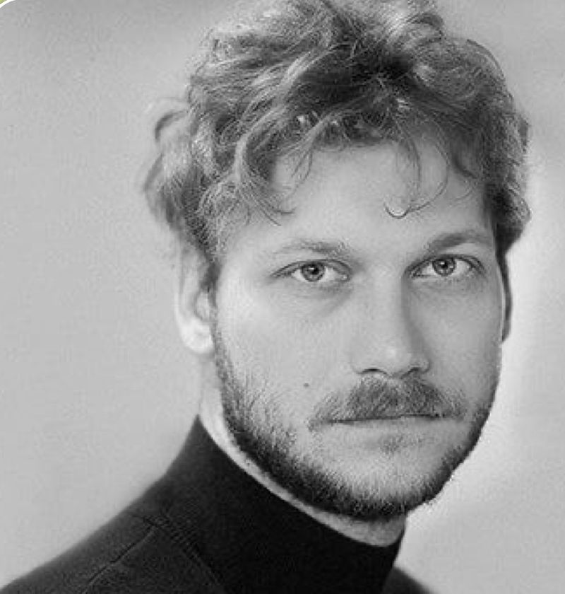 Актора Театру на Подолі Костянтина Темляка звинуватили в домашньому насильстві та домаганнях до неповнолітньої