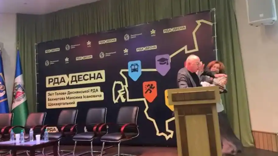 У Києві керівник РДА виштовхав від трибуни заступницю голови КМДА