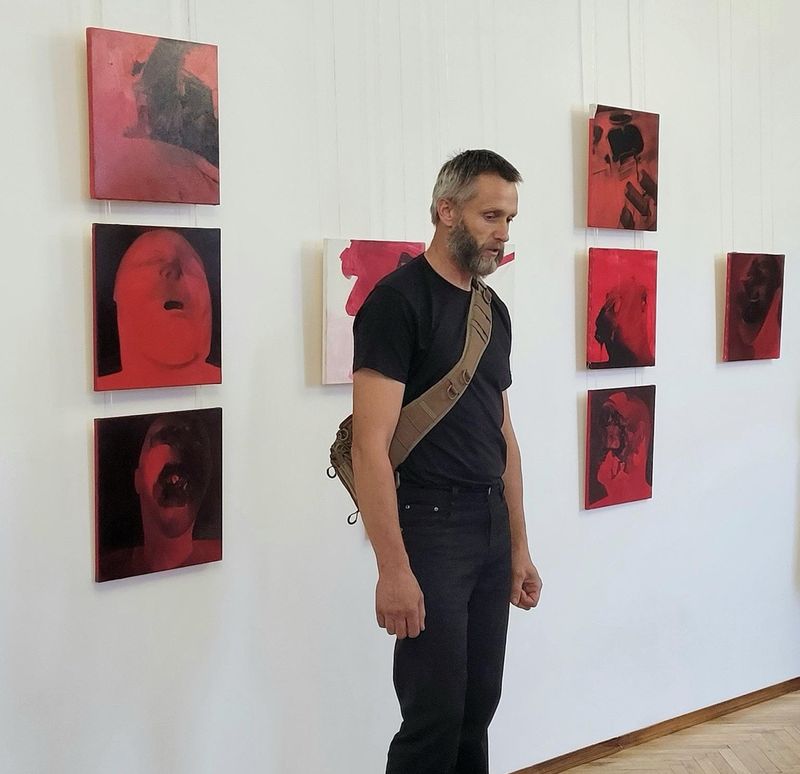 Виставку картин полеглого добровольця Олега Дробоцького представили у Вінниці