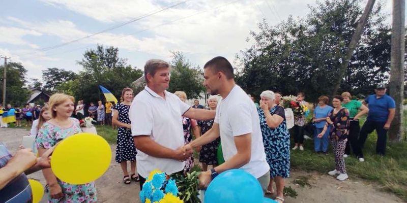 Звільненого з полону бійця Ігоря Романюка зустріли у Теплицькій громаді