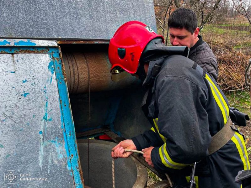 Дідусь застряг у 12-метровому колодязі