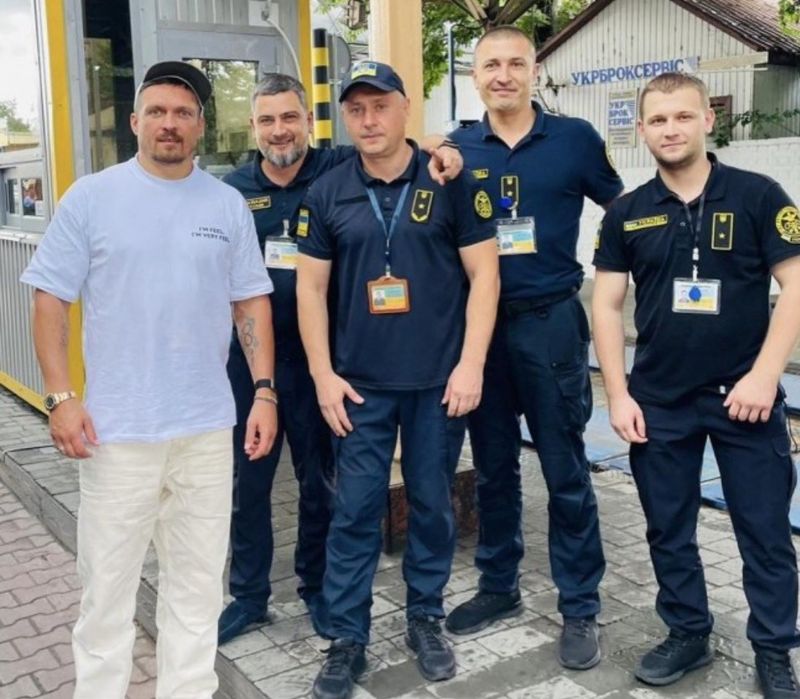 Через Вінниччину Усик повертався в Україну після бою який бачив весь Світ