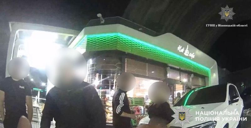 Конфлікт між поліцією та групою чоловіків стався на АЗС у Вінниці