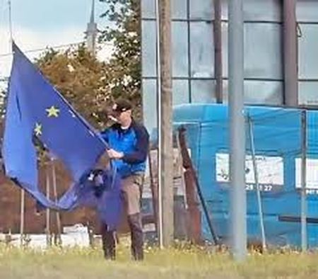 18-річний хлопець порізав прапор ЄС у Вінниці