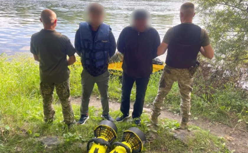 Хотіли втекти з України на підводних скутерах