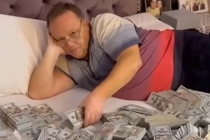 Претензії на валюту невідомого походження заявив чоловік підозрюваної Крупи