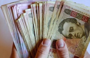 Яку середню зарплату отримують українці?