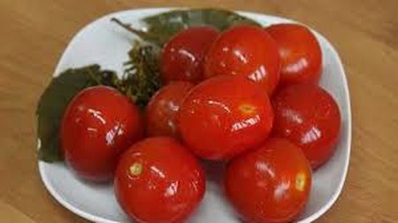 Простий рецепт квашених помідорів на зиму у відрі: найсмачніший спосіб зберегти врожай