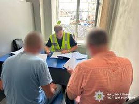 Продавали гуманітарні авто: поліція Вінниччини затримала керівницю благодійної організації та її спільника