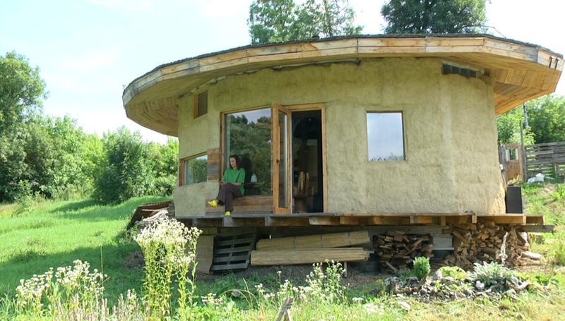 Харків’янка збудувала на Хмельниччині екобудинок зі сміття та планує відкрити музей покинутих речей