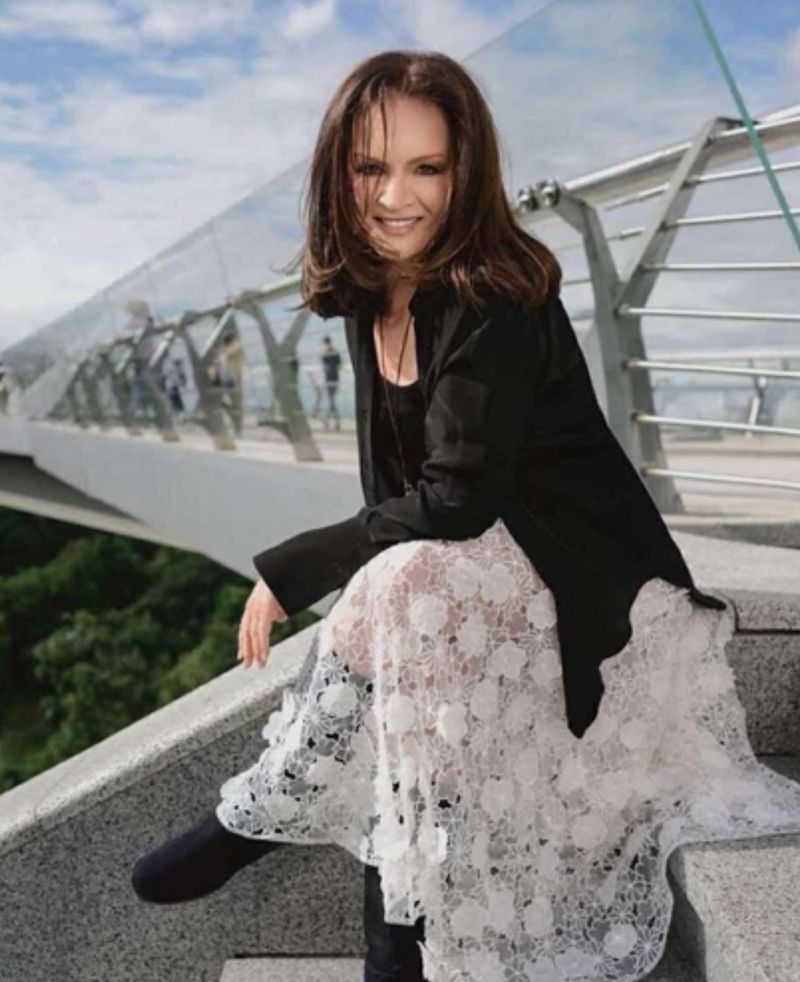 Ротару з нагоди 78-річчя попозувала на київських вулицях у трендових луках