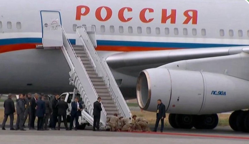 Червону доріжку пуйлу розстеляли солдати США. Як це?