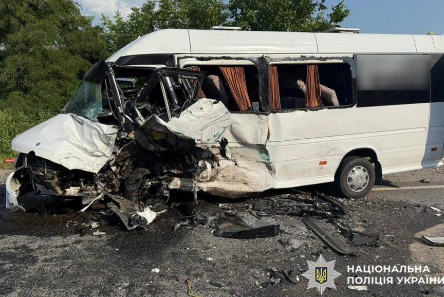 У ДТП на Хмельниччині за участі автобуса постраждало 18 людей: серед них двоє дітей