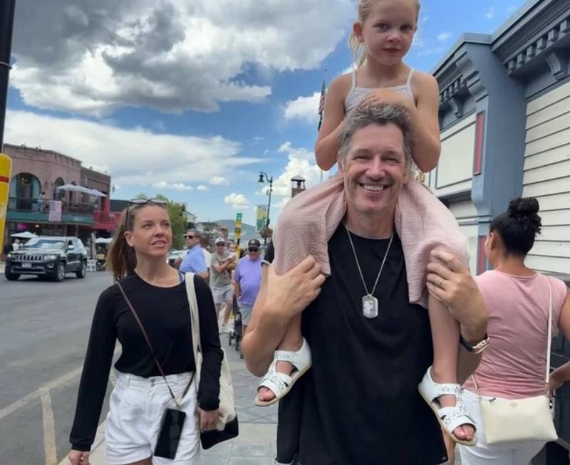 Йовович показалася на відпочинку з чоловіком і трьома доньками