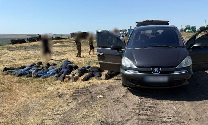 Щоб виїхати з України платили криптовалютою