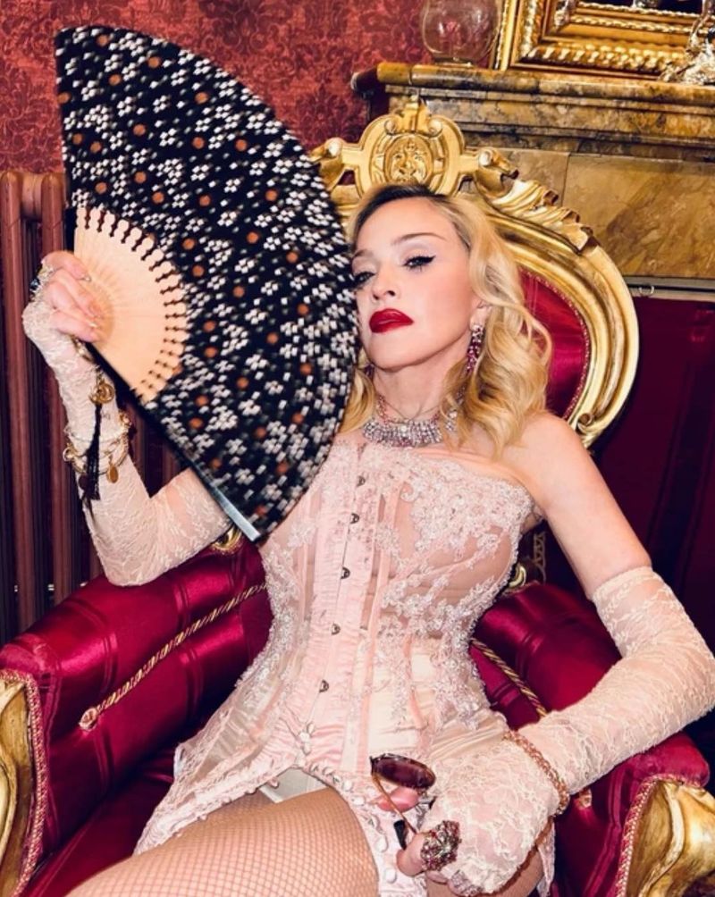 Мадонна у корсеті феєрично відсвяткувала своє 67-річчя з дітьми і коханим в Італії.