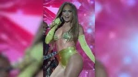 Джей Ло загубила спідницю на сцені