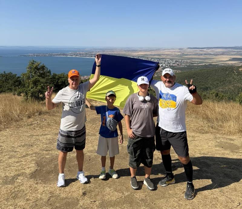 Прапор України над морем в горах Болгарії