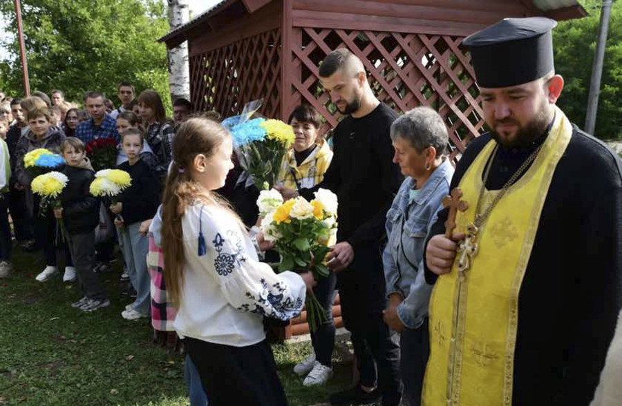Звільненого з полону захисника Андрія Мазурика зустріли у Гайсинській громаді