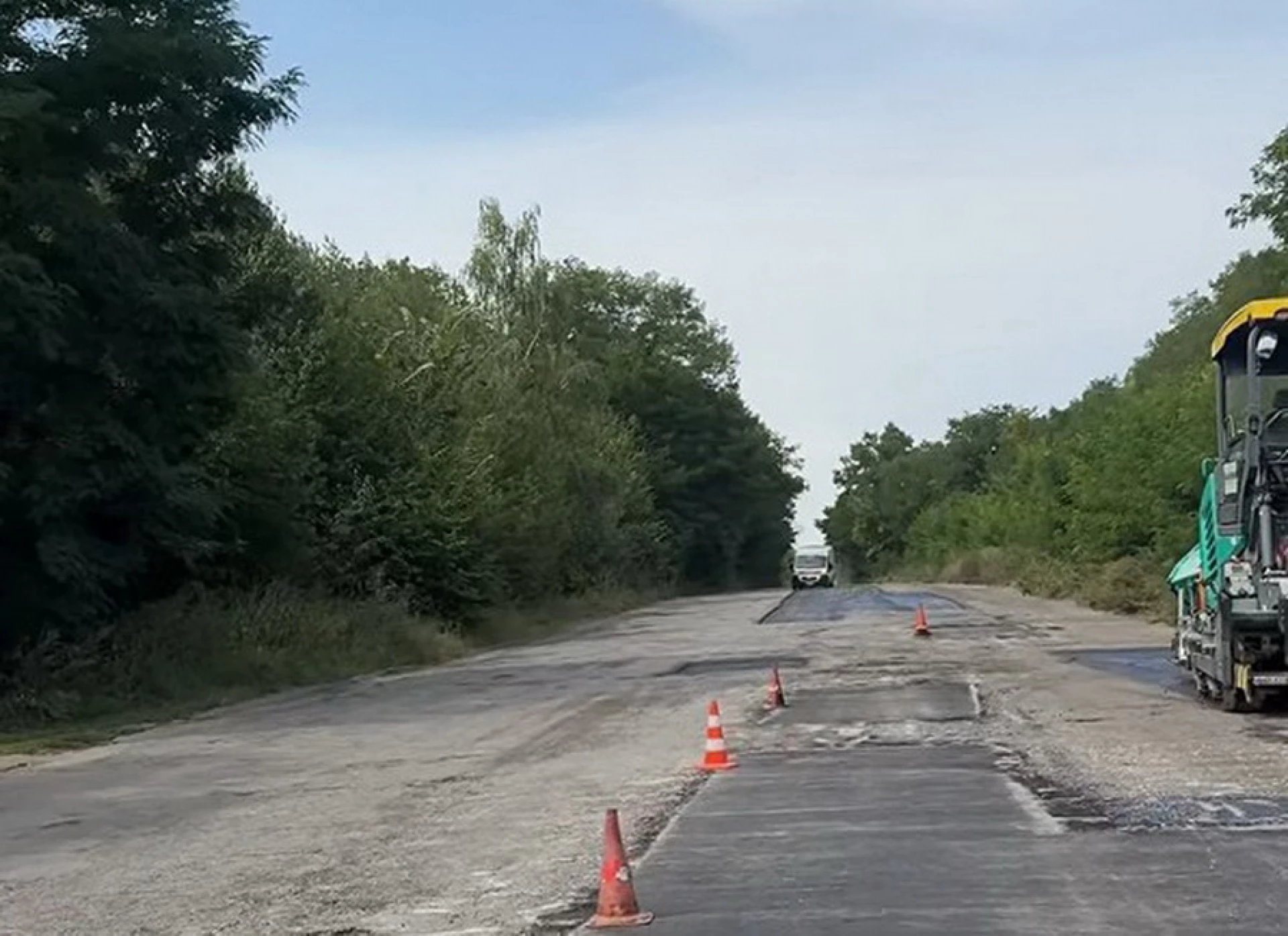 Латають дорогу до Бару на Вінниччині