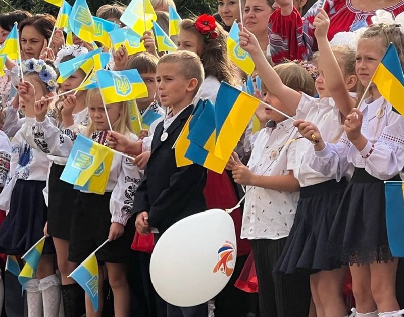 Справжня звитяга: українські діти йдуть до школи попри війну