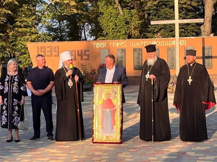 На Вінниччині Митрополит Епіфаній молився за перемогу і вшанував полеглих захисників України