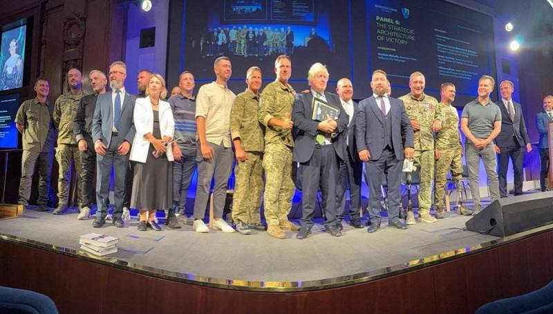 Борис Джонсон закликав надати Україні дозвіл бити по військових базах у Росії