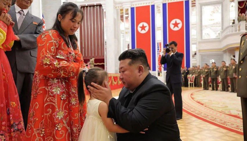 Кім Чен Ин втішає вдів північнокорейських солдатів яких він сам і відправив на забій заради забаганки путіна